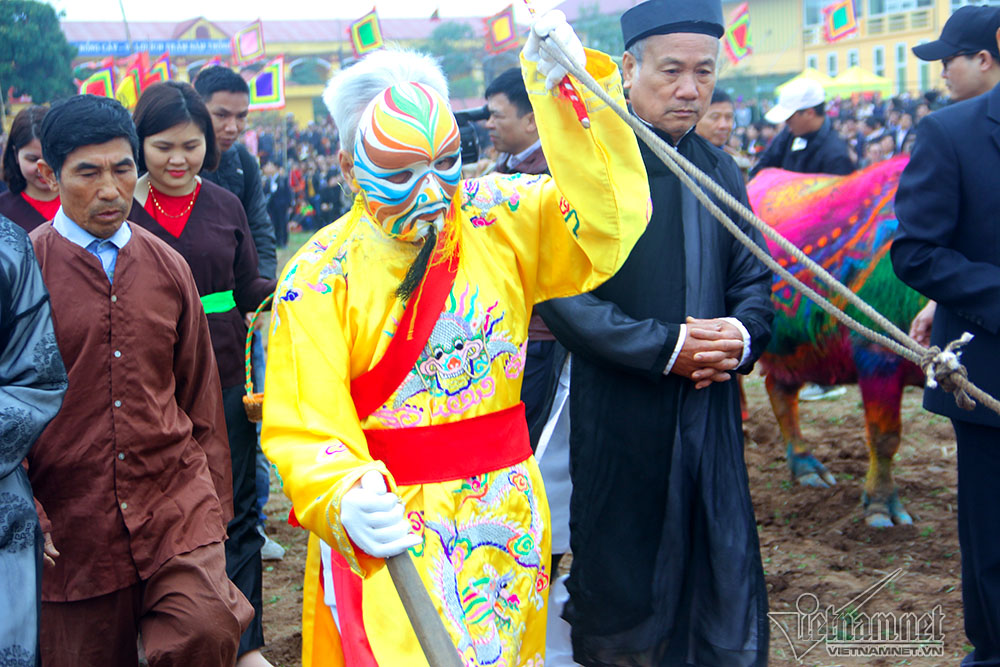 Vua 90 tuổi đi cày đầu năm ở lễ Tịch điền